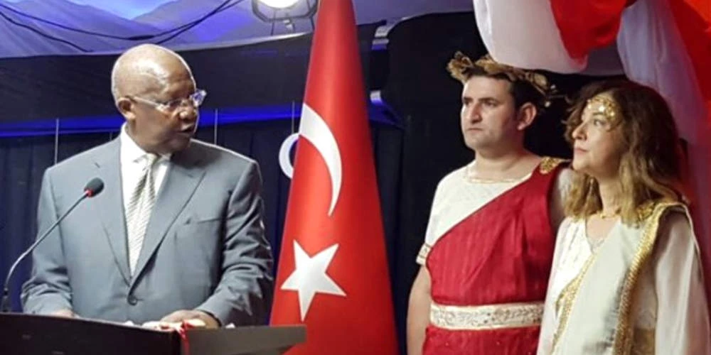 Το τουρκικό ΥΠΕΞ ανακαλεί της πρέσβη της Τουρκίας στην Ουγκάντα λόγω… αρχαιοελληνικής ενδυμασίας (εικόνες)